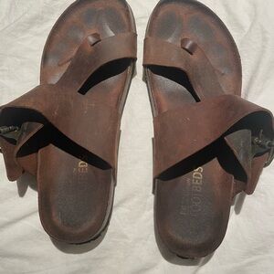 White Mountain women’s brown leather buckled sandals